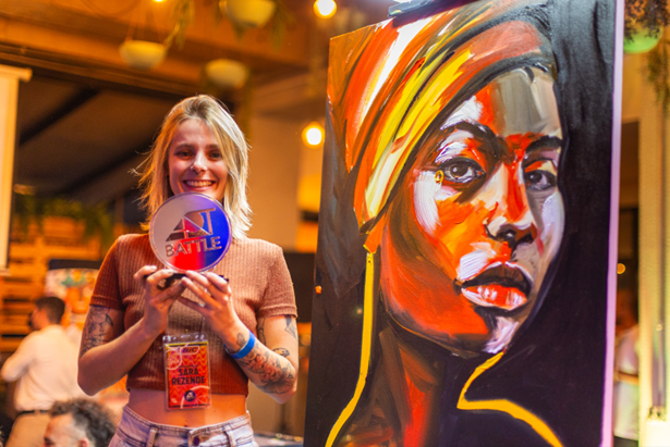 Sara Rezende, ganhadora do Art Battle, com sua obra leiloada por cerca de R＄2 mil reais