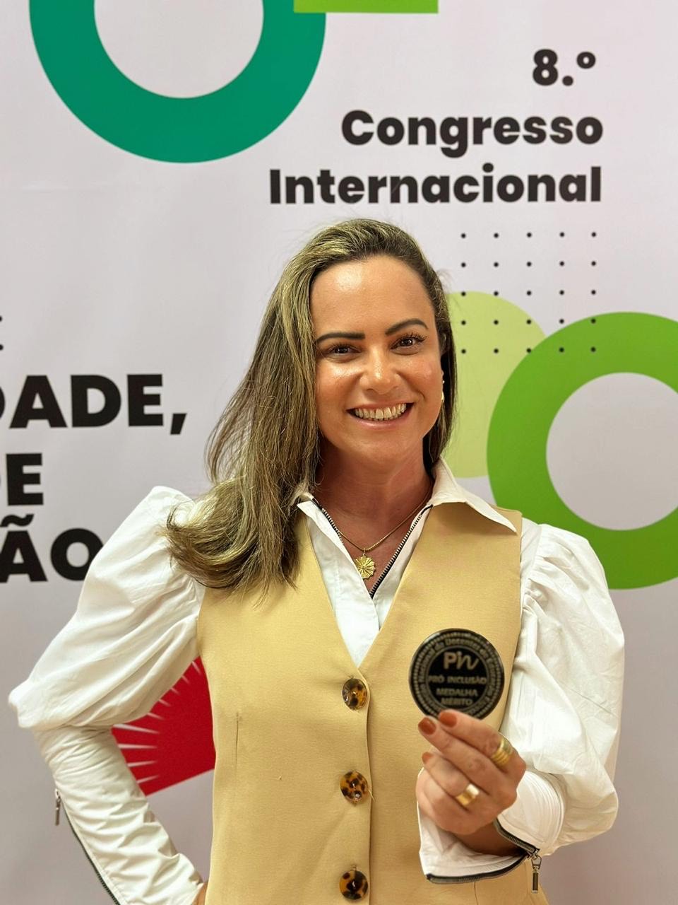 Brasileira Carina Alves recebeu a Medalha de Mérito Pró-Inclusão em Portugal