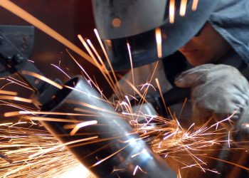 Produção industrial cai em quatro dos 15 locais pesquisados pelo IBGE