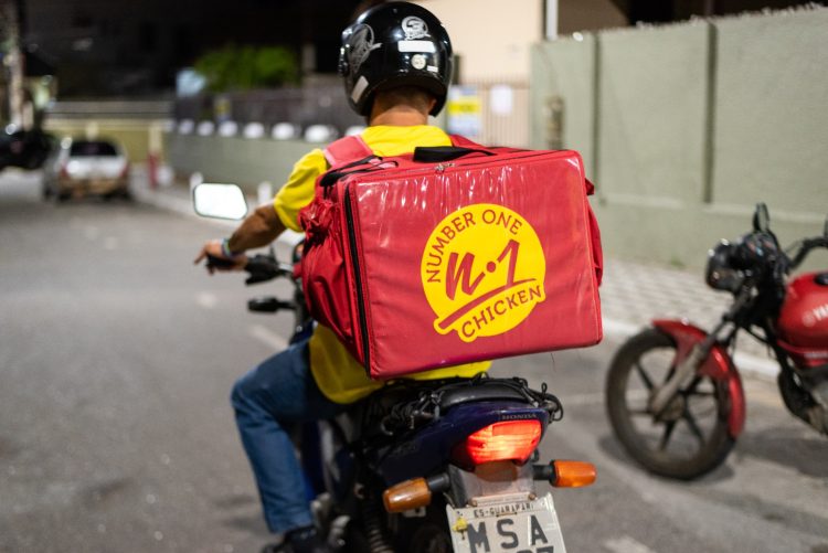 Franquias: setor de alimentação cresce em 2024 e impulsiona mercado de delivery