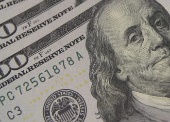 Dólar cai para R$ 6,12 com intervenção do BC e aprovação de pacote