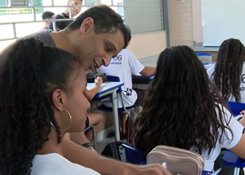 Câmara aprova projeto que restringe uso de celular em escolas