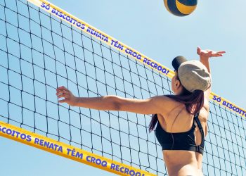 Renata realiza ativação da campanha "Croq, Re-Croq" na Praia do Leme (RJ) com os jogadores do Vôlei Renata