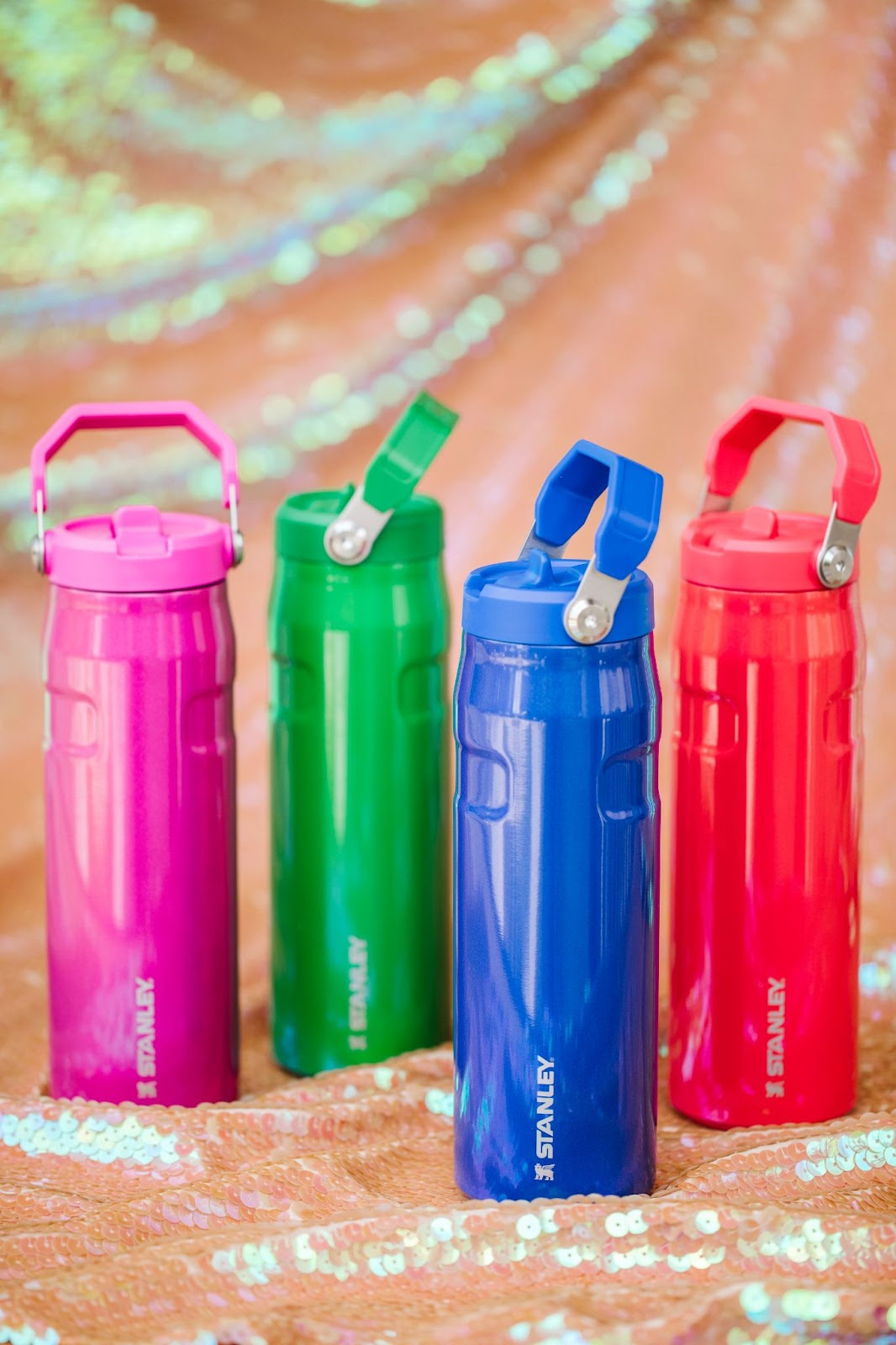 Coleção da Carnaval da Stanley 1913 chegou com quatro cores exclusivas e, além do Copo Termico de Cerveja, conta ainda com a garrafa Aerolight Flip Straw e Can Cooler - crédito: Divulgação Stanley 1913