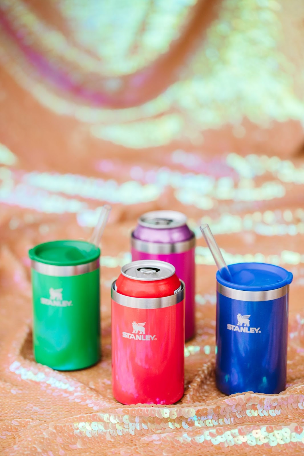 Coleção da Carnaval da Stanley 1913 chegou com quatro cores exclusivas e, além do Copo Termico de Cerveja, conta ainda com a garrafa Aerolight Flip Straw e Can Cooler - crédito: Divulgação Stanley 1913