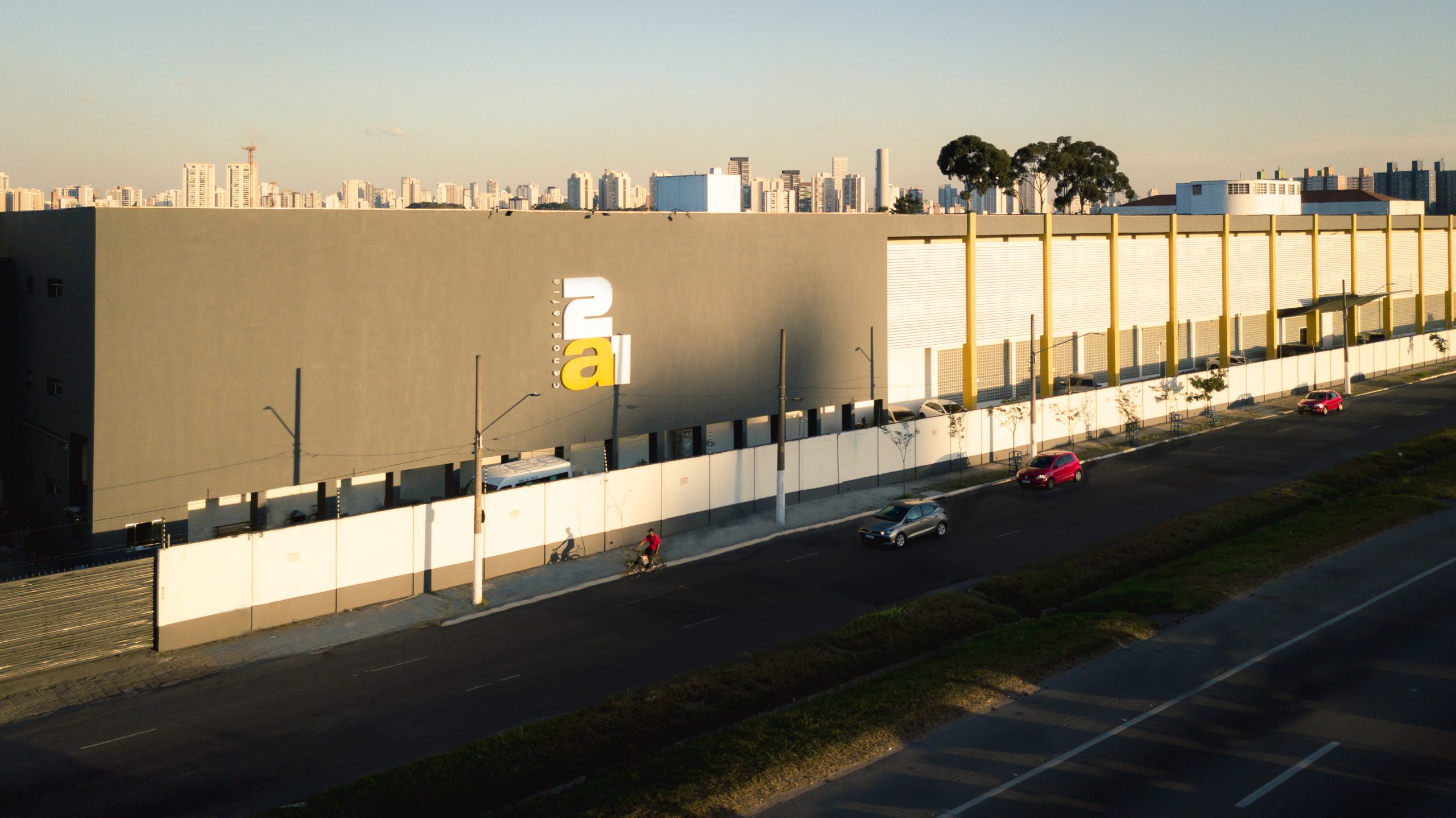 Visual externo da fábrica da 2a1 Cenografia com 14 mil m²