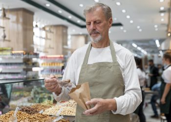 Funcionário de supermercado 50+