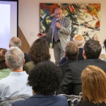 O especialista J.J. Camargo na palestra que atraiu dezenas de médicos