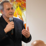 O oncologista Alexandre Coury na fala de abertura do evento