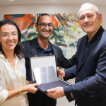 Os radio-oncologistas Ana Beatriz e Antonio Pedro na homenagem feita por Alexandre Coury