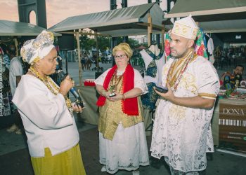 Iyá Janaína de Osaniyn sendo homenageada pela direção do evento . Élida Teles é Bàbá Rodrigo Gonçalves