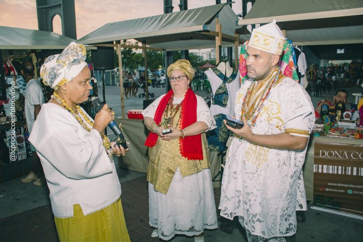 Iyá Janaína de Osaniyn sendo homenageada pela direção do evento . Élida Teles é Bàbá Rodrigo Gonçalves