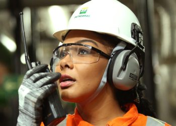 A melhora do resultado reflete principalmente o aumento nos volumes de petróleo produzido e comercializado, além do cenário externo mais favorável caracterizado pelo aumento no crackspread de diesel