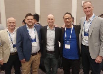 Luiz Maurici -Barcelos (de azul) com o-country manage -Andre Carneiro e o CEO Joe Levy