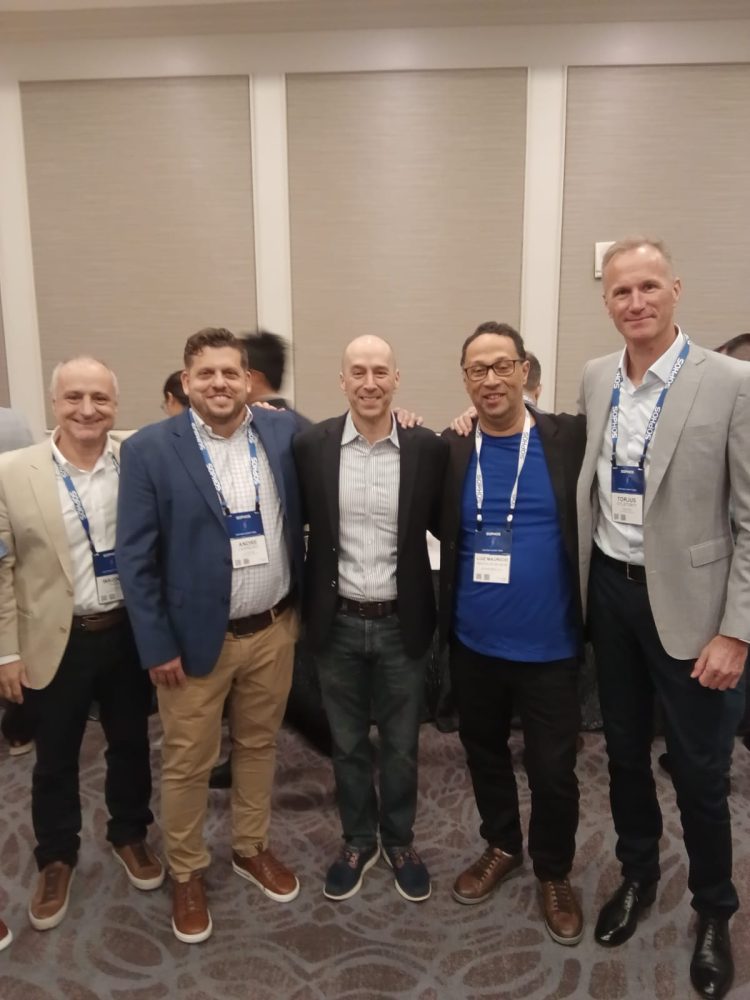 Luiz Maurici -Barcelos (de azul) com o-country manage -Andre Carneiro e o CEO Joe Levy