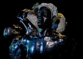 Escultura Garimpeiros, com 13 cristais de esmeralda bruta, será leiloada por lance inicial de R$ 200 milhões em maio