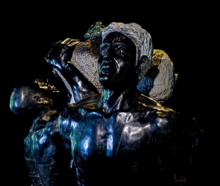 Escultura Garimpeiros, com 13 cristais de esmeralda bruta, será leiloada por lance inicial de R$ 200 milhões em maio