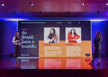 Denise Garrido e Quércia Andrade, CEO e Co-CEO da ATENAS.ag, no Summit Women in Tech 2025 em Portugal. - Foto: Divulgação/ATENAS.ag