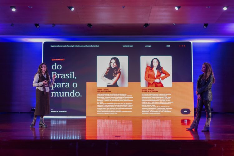 Denise Garrido e Quércia Andrade, CEO e Co-CEO da ATENAS.ag, no Summit Women in Tech 2025 em Portugal. - Foto: Divulgação/ATENAS.ag