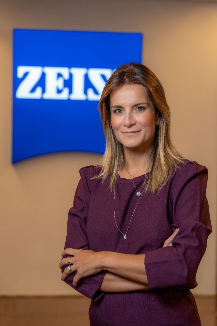 Paula Queiroz, diretora de marketing e produtos da ZEISS Vision Brasil