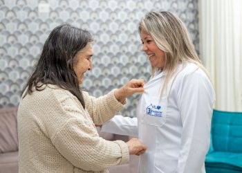 A profissão do futuro: por que o cuidado ao idoso está em alta no Brasil?