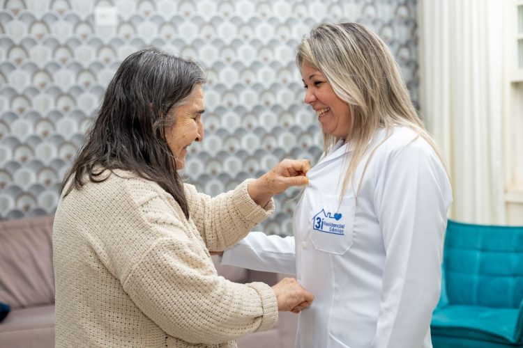 A profissão do futuro: por que o cuidado ao idoso está em alta no Brasil?