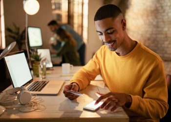 Pesquisa no Brasil revela o método preferido dos clientes para se conectar com seu banco