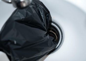 Como posso desentupir um vaso com um saco de lixo?