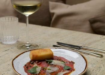 Carpaccio de carne com alcaparras, toast de brioche e grana padano Emile