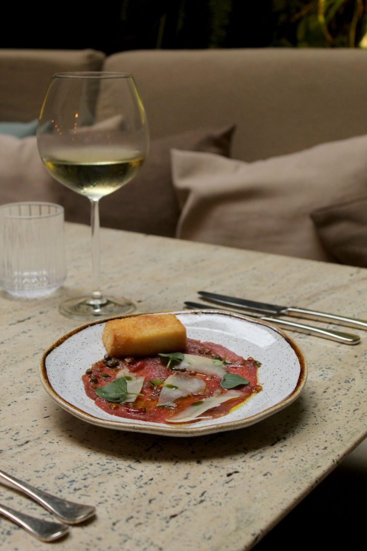 Carpaccio de carne com alcaparras, toast de brioche e grana padano Emile