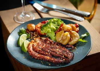 Eme Arte e Gastrô - Polvo com batatas ao murro e brócolis ao alho e óleo  - Foto: Diana Cabral