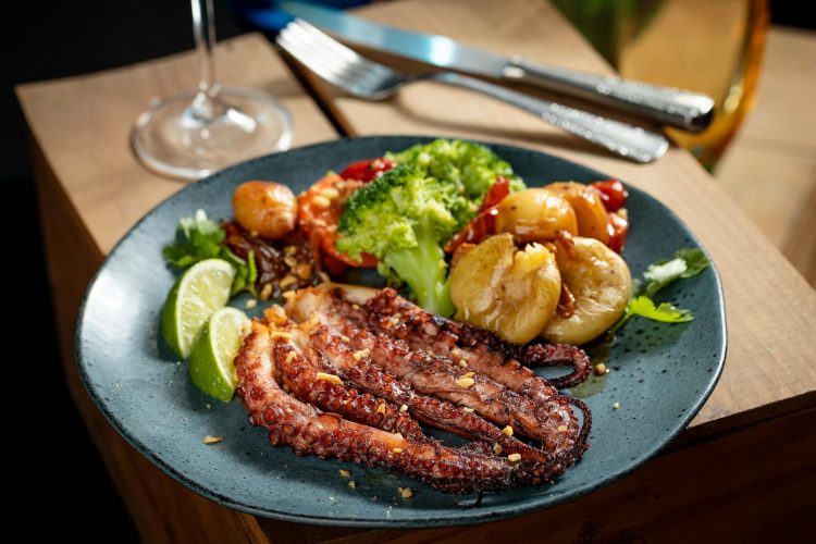 Eme Arte e Gastrô - Polvo com batatas ao murro e brócolis ao alho e óleo  - Foto: Diana Cabral