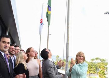 Prédio da OAB-RJ recebe bandeirão LGBTQIAPN+ de dez metros para celebrar o Dia do Orgulho