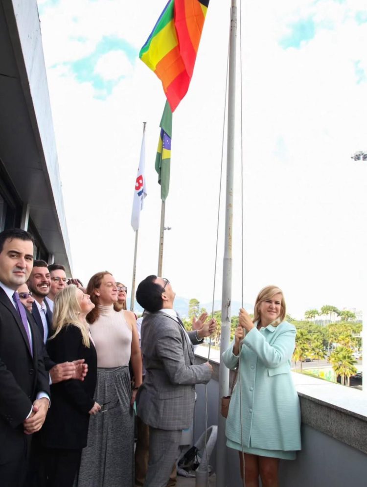 Prédio da OAB-RJ recebe bandeirão LGBTQIAPN+ de dez metros para celebrar o Dia do Orgulho