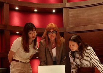 Zoe Ho, Luciane Araújo e Gia Lan se reúnem em Macau, China, para falar sobre o projeto Nossa Língua.