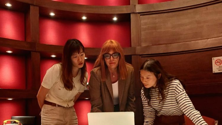 Zoe Ho, Luciane Araújo e Gia Lan se reúnem em Macau, China, para falar sobre o projeto Nossa Língua.