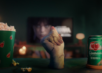 Horror é pipoca sem Guaraná: Guaraná Antarctica entra no universo de Wandinha, série da Netflix, com jingle icônico e latas sombrias em edição limitada