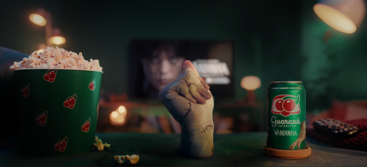 Horror é pipoca sem Guaraná: Guaraná Antarctica entra no universo de Wandinha, série da Netflix, com jingle icônico e latas sombrias em edição limitada