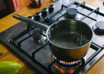 Dicas de segurança no uso de eletrodomésticos em ambientes compactos