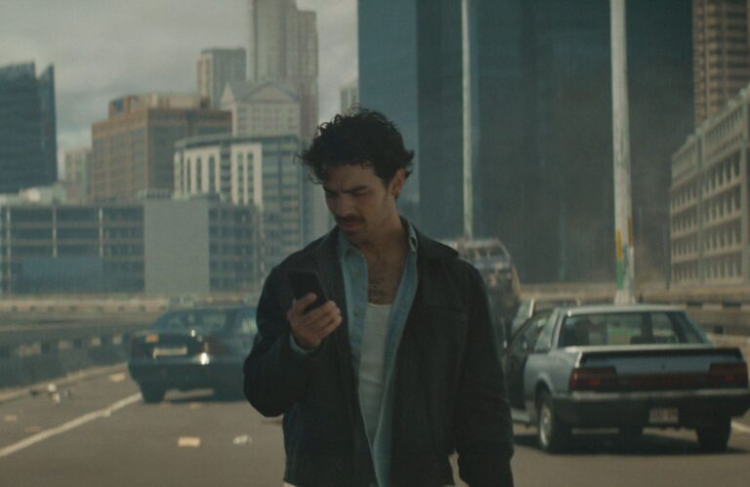 Joe Jonas estrela campanha #SocialOffSocials. Foto: divulgação.