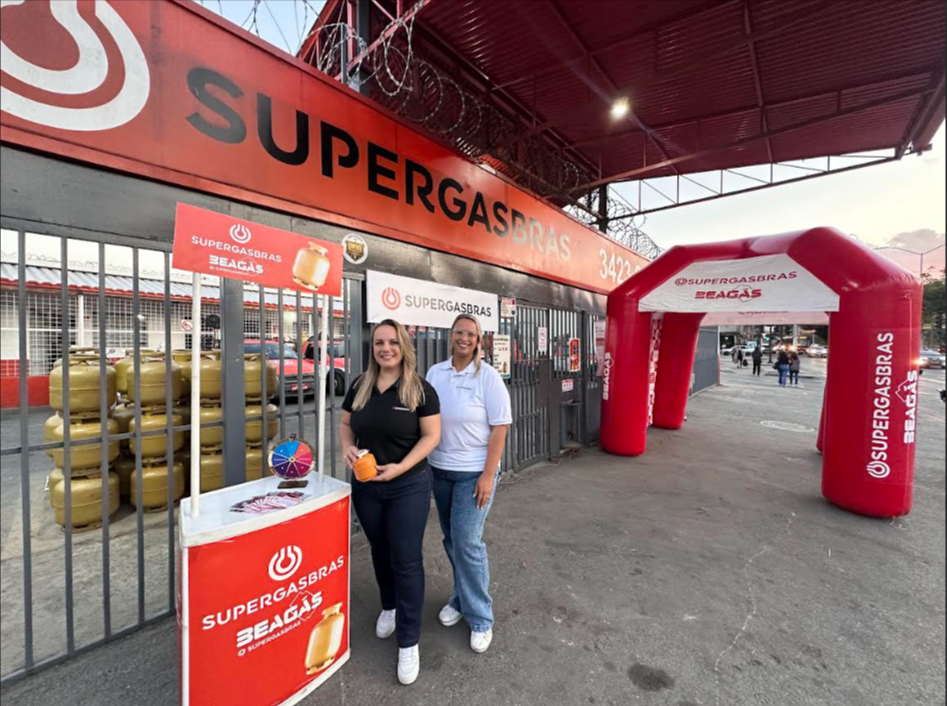 Maria Tatiana de Moura Rocha Velloso, proprietária da revenda Beagás,  uma das participantes do programa Nossa Rede nas Redes, e a supervisora Giseli de Souza Nascimento.