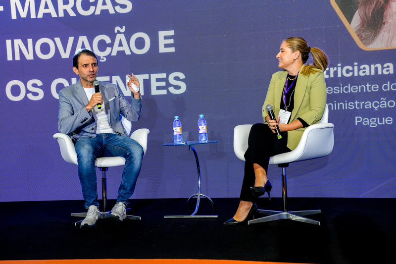Esq: Antônio Sá, sócio-fundados da Amicci, Patriciana Rodrigues, presidente do Conselho da Pague Menos na Arena PL Connection 2025 (Foto: Recs Films)