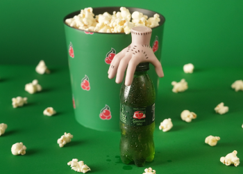 Guaraná Antarctica resgata estratégia de sucesso dos anos 2000: caçulinha volta com brinde do personagem da série Wandinha