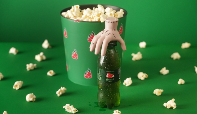 Guaraná Antarctica resgata estratégia de sucesso dos anos 2000: caçulinha volta com brinde do personagem da série Wandinha