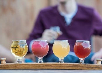 Opções criativas para transformar bebidas comuns em versões gourmet em casa