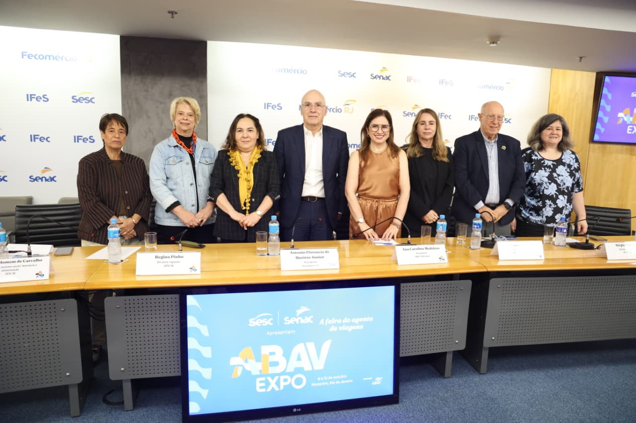 Na foto, da esq. para dir., Cristina Frisch (representante da ABAV-RJ), Adriana Homem de Carvalho (diretora de Turismo Social, Hotelaria e Alimentação do Sesc RJ), Regina Pinho (diretora regional do Sesc RJ), Antonio Florencio de Queiroz Junior (presidente do Sistema Fecomércio RJ), Ana Carolina Medeiros (presidente da ABAV Nacional), Daniela Maia (secretária municipal de Turismo), Sérgio Ribeiro (diretor regional do Senac RJ) e Jerusa Hara (diretora executiva da ABAV).