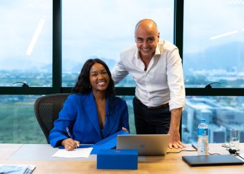 A cantora e embaixadora da marca, IZA e o CEO da TIM, Alberto Griselli. Foto: Vitor Brugger