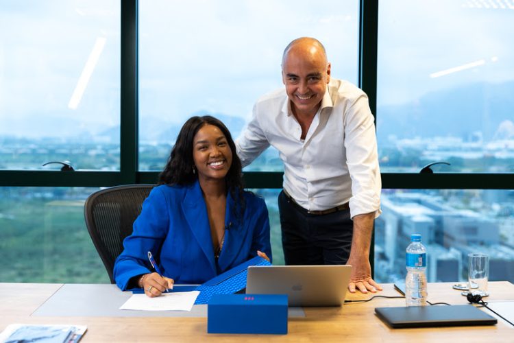 A cantora e embaixadora da marca, IZA e o CEO da TIM, Alberto Griselli. Foto: Vitor Brugger