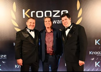 Américo Relvas (centro), Diretor do Pier Mauá, na premiação que agraciou o porto carioca com dois troféus