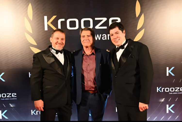 Américo Relvas (centro), Diretor do Pier Mauá, na premiação que agraciou o porto carioca com dois troféus